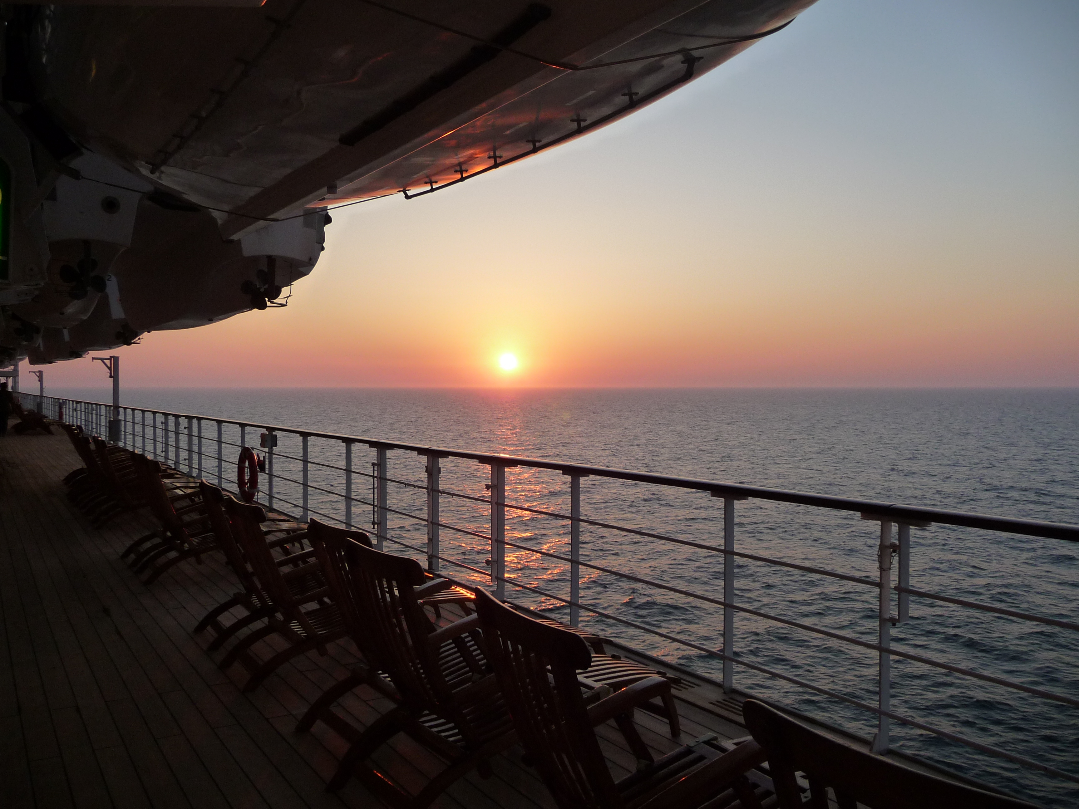Blick vom Schiff aufs Meer in den Sonnenuntergang